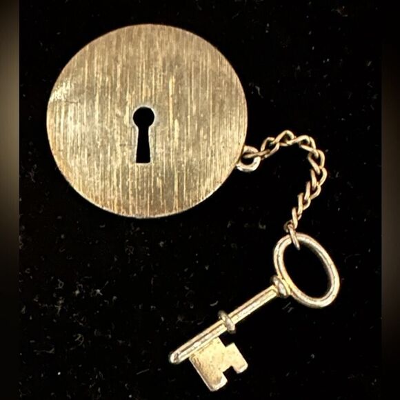 Vintage 1970's M Jent brushed gold round brooch with keyhole and attached key - Picture 1 of 4